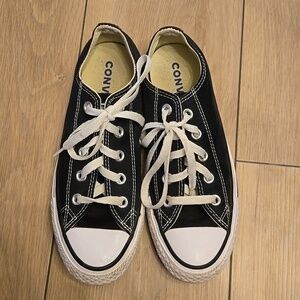 CONVERSE CTAS LOW TOP SNEAKERS WOMEN'S 6 MEN'S 4
